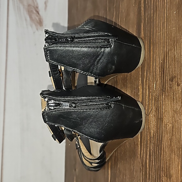 Charming Charlie Black Strappy Gladiator Wedge - Size 10 - Picture 5 of 13